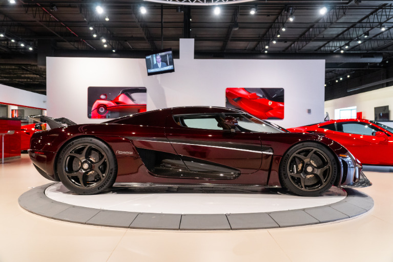 http://www.koenigseggchicago.com/galleria_images/1/1_p12_f.jpg