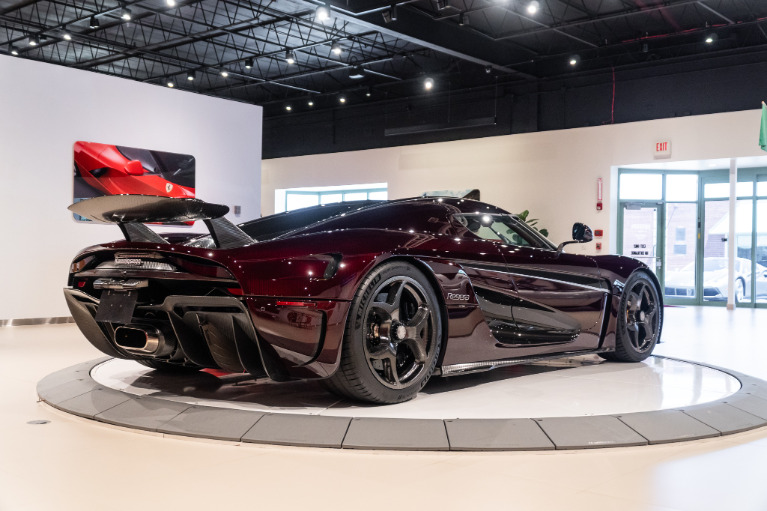 http://www.koenigseggchicago.com/galleria_images/1/1_p13_f.jpg