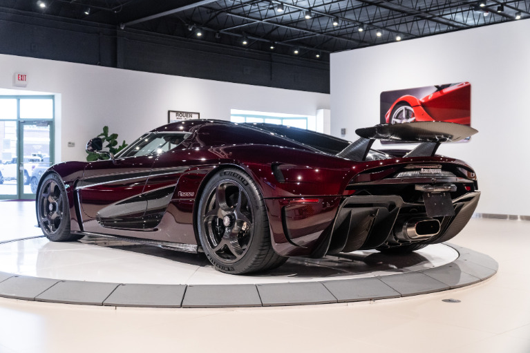 http://www.koenigseggchicago.com/galleria_images/1/1_p15_f.jpg