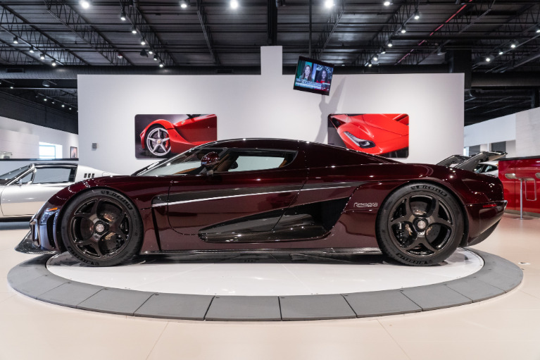 http://www.koenigseggchicago.com/galleria_images/1/1_p16_f.jpg