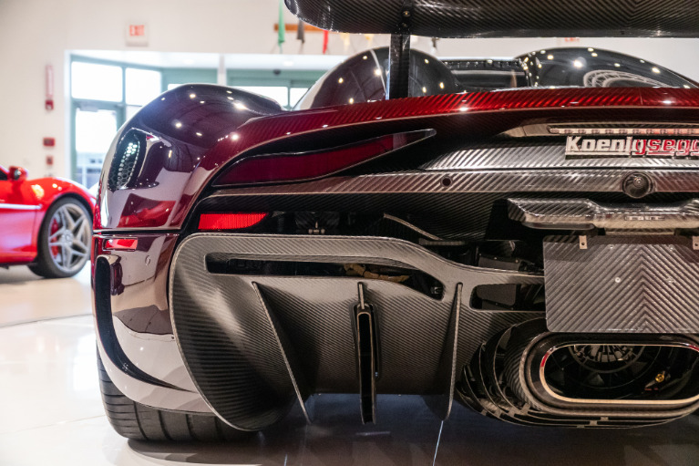 http://www.koenigseggchicago.com/galleria_images/1/1_p34_f.jpg