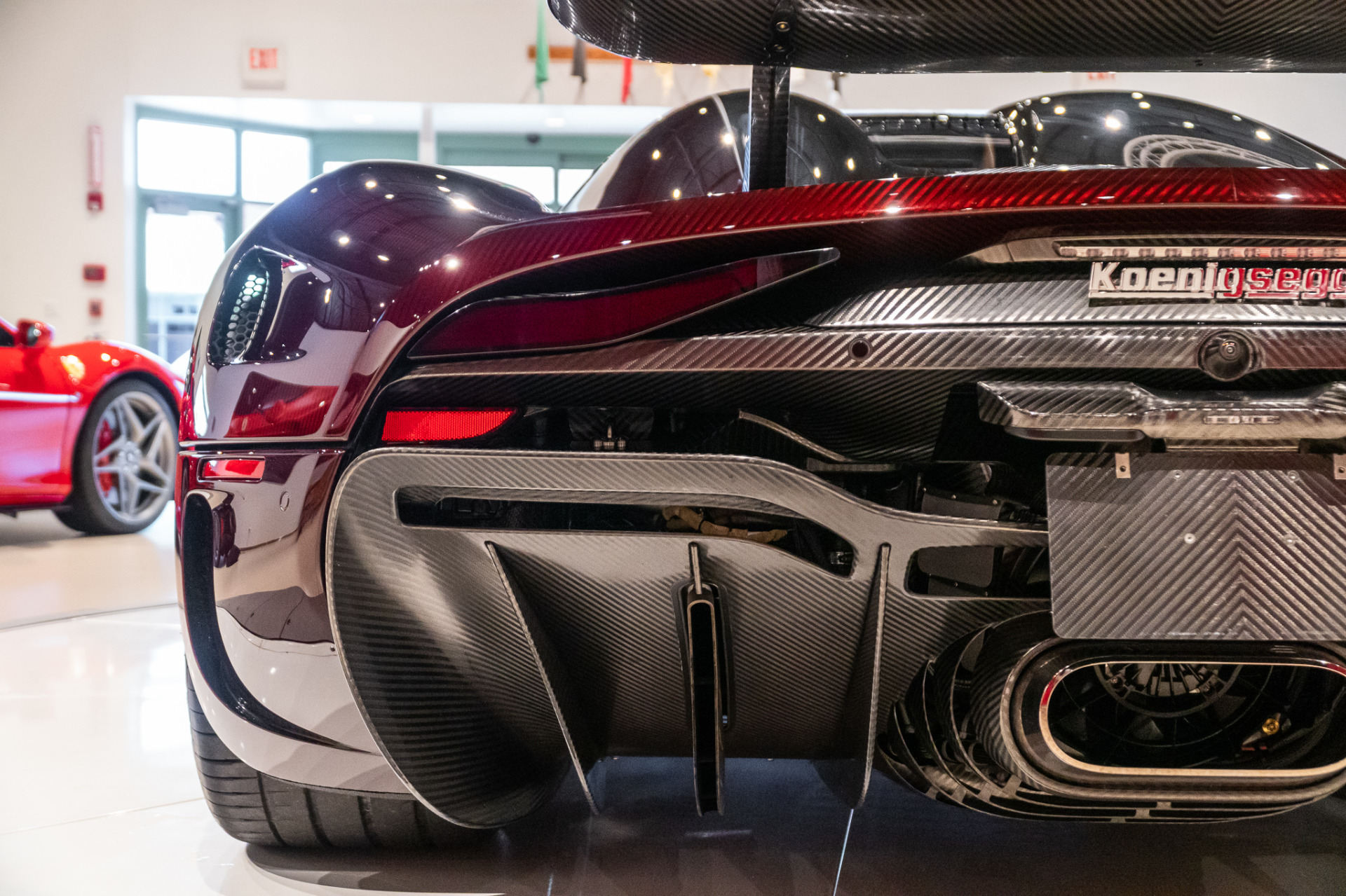 http://www.koenigseggchicago.com/galleria_images/1/1_p34_l.jpg