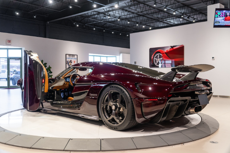 http://www.koenigseggchicago.com/galleria_images/1/1_p45_f.jpg