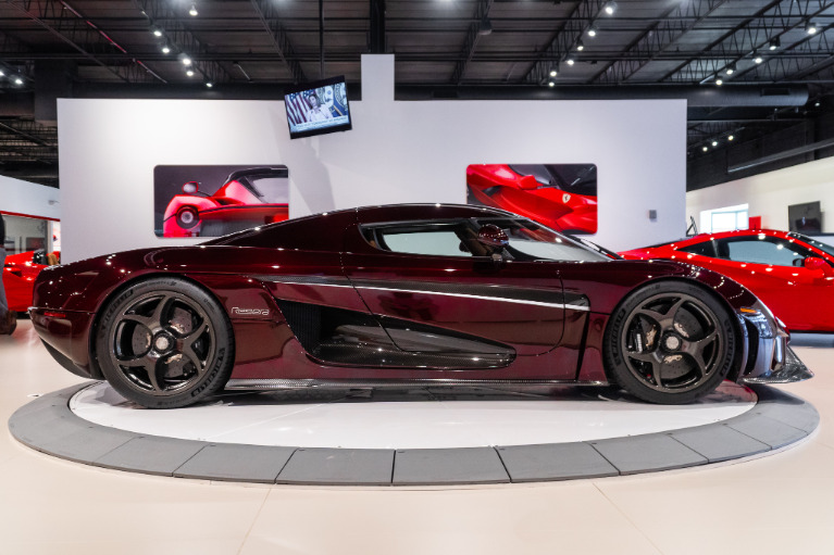 http://www.koenigseggchicago.com/galleria_images/1/1_p4_f.jpg