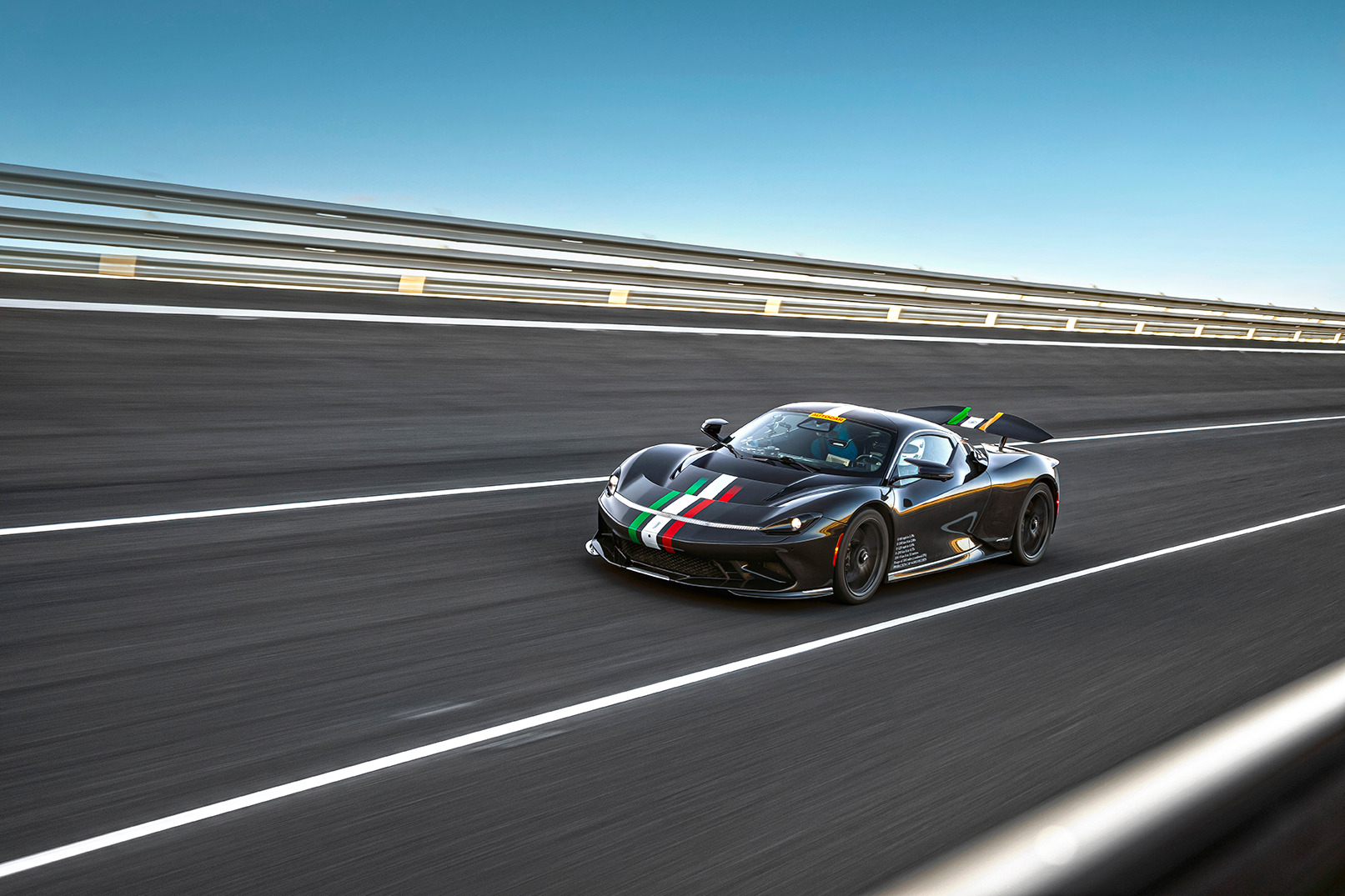 http://www.koenigseggchicago.com/galleria_images/100/100_main_l.jpg