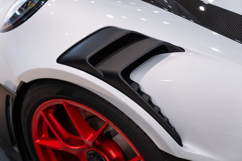http://www.koenigseggchicago.com/galleria_images/100/100_p12_l.jpg