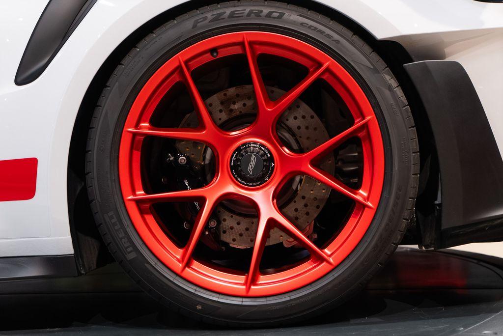 http://www.koenigseggchicago.com/galleria_images/100/100_p14_l.jpg