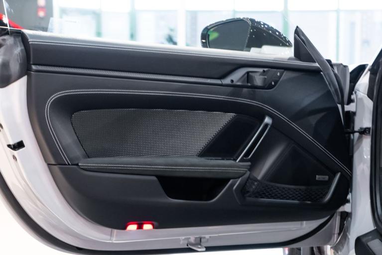 http://www.koenigseggchicago.com/galleria_images/100/100_p20_f.jpg