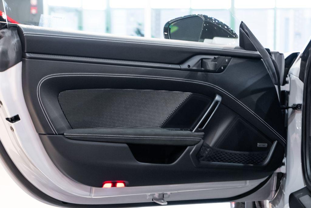 http://www.koenigseggchicago.com/galleria_images/100/100_p20_l.jpg