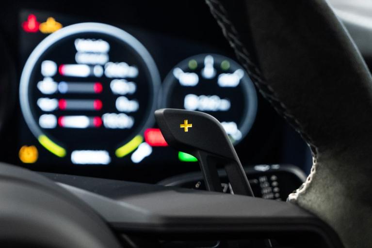 http://www.koenigseggchicago.com/galleria_images/100/100_p30_f.jpg