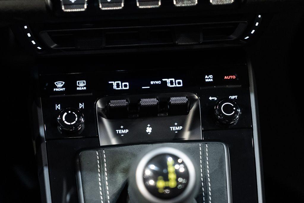 http://www.koenigseggchicago.com/galleria_images/100/100_p36_l.jpg