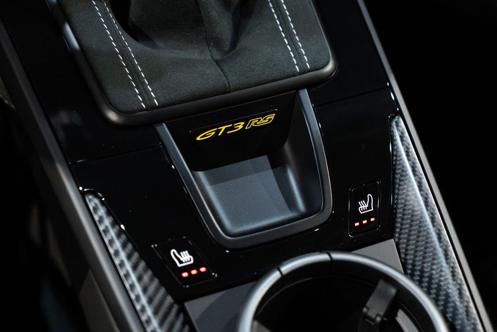 http://www.koenigseggchicago.com/galleria_images/100/100_p37_l.jpg