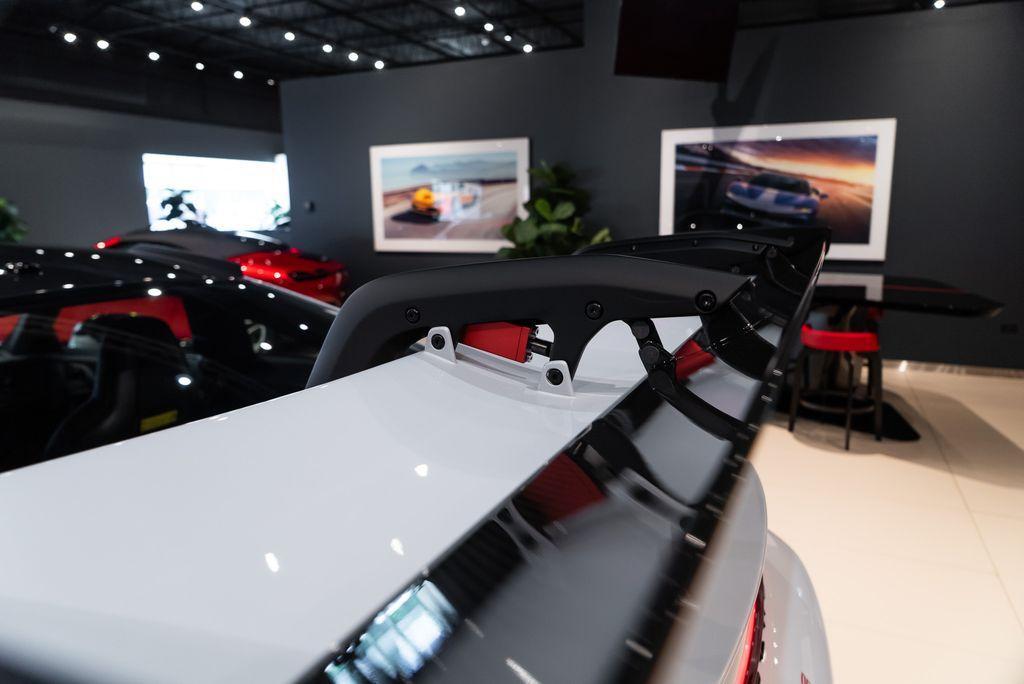 http://www.koenigseggchicago.com/galleria_images/100/100_p40_l.jpg