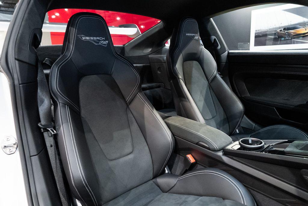 http://www.koenigseggchicago.com/galleria_images/100/100_p43_l.jpg