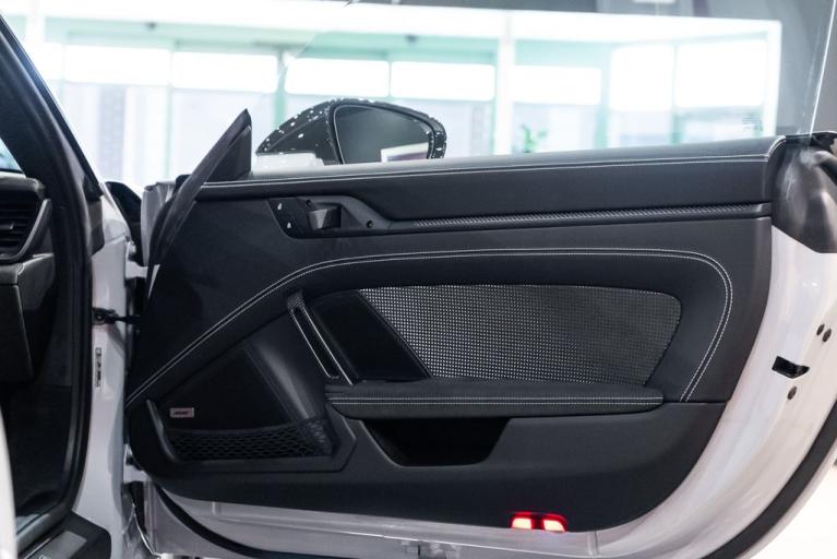http://www.koenigseggchicago.com/galleria_images/100/100_p45_f.jpg