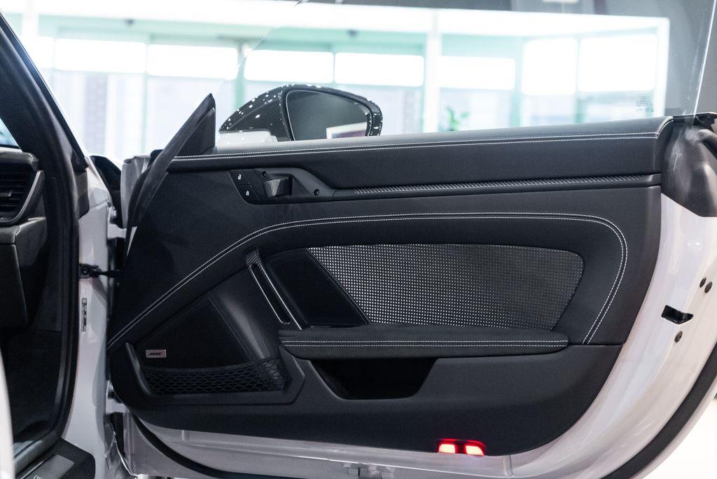 http://www.koenigseggchicago.com/galleria_images/100/100_p45_l.jpg
