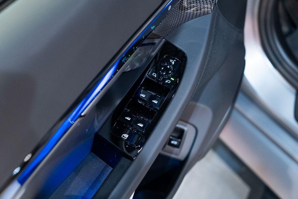 http://www.koenigseggchicago.com/galleria_images/101/101_p23_l.jpg