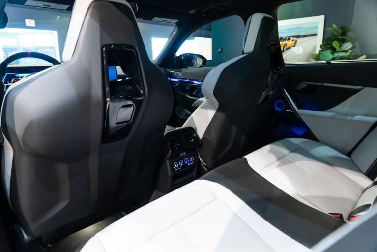 http://www.koenigseggchicago.com/galleria_images/101/101_p32_f.jpg