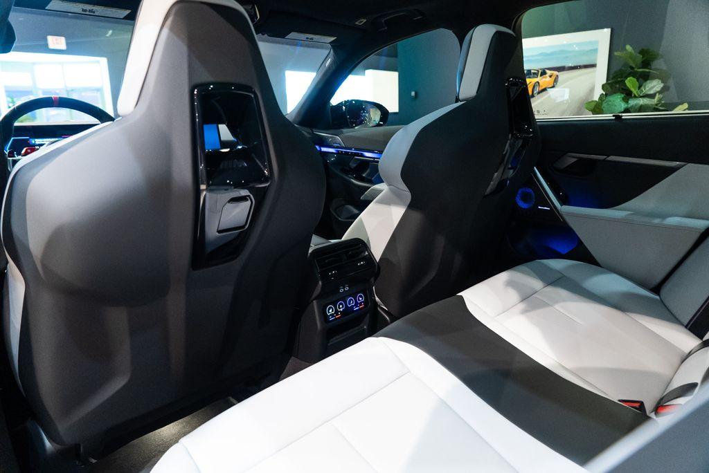 http://www.koenigseggchicago.com/galleria_images/101/101_p32_l.jpg