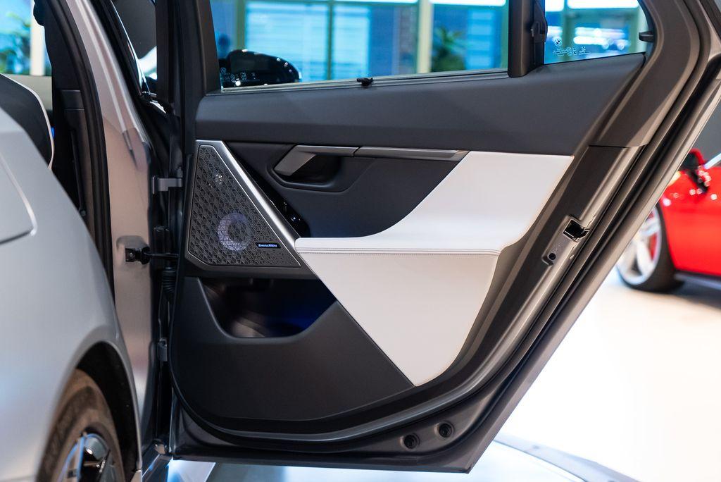 http://www.koenigseggchicago.com/galleria_images/101/101_p35_l.jpg