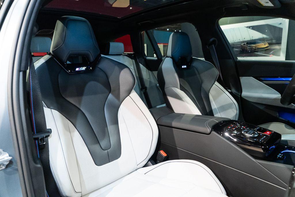 http://www.koenigseggchicago.com/galleria_images/101/101_p40_l.jpg