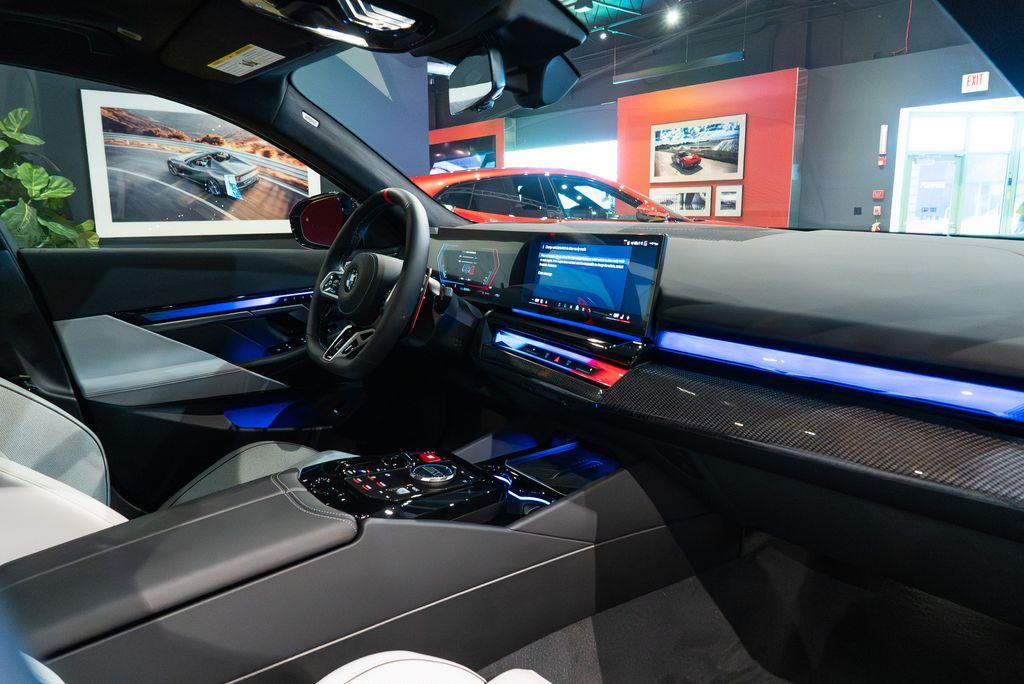 http://www.koenigseggchicago.com/galleria_images/101/101_p41_l.jpg