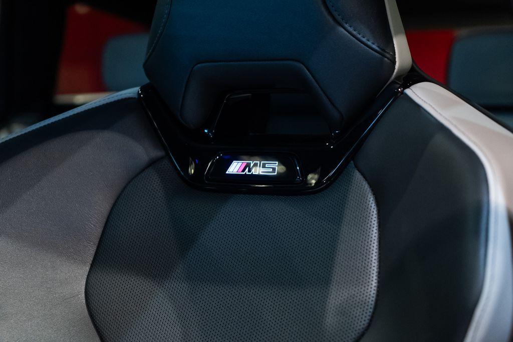 http://www.koenigseggchicago.com/galleria_images/101/101_p6_l.jpg