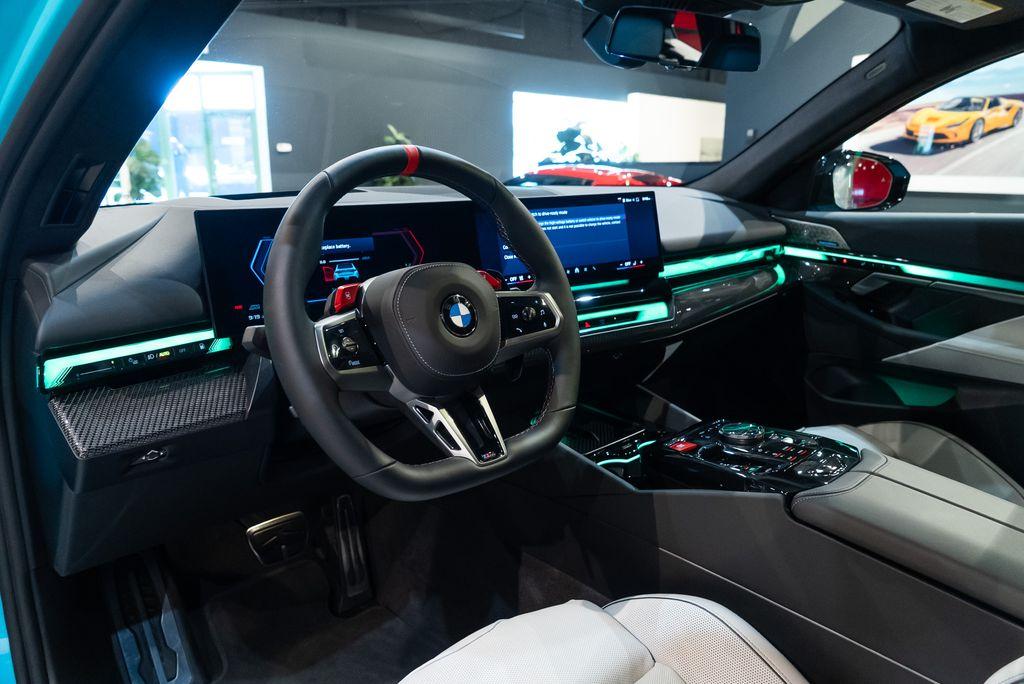 http://www.koenigseggchicago.com/galleria_images/102/102_p24_l.jpg
