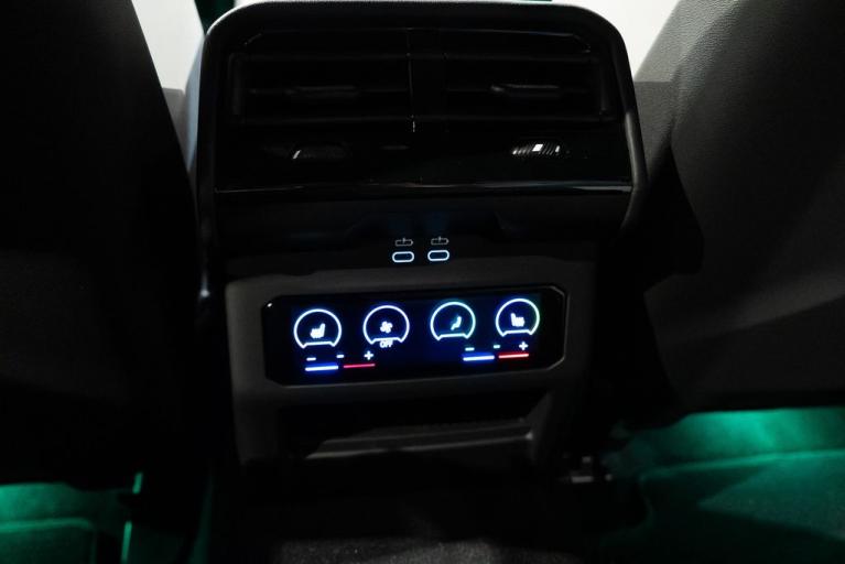 http://www.koenigseggchicago.com/galleria_images/102/102_p27_f.jpg
