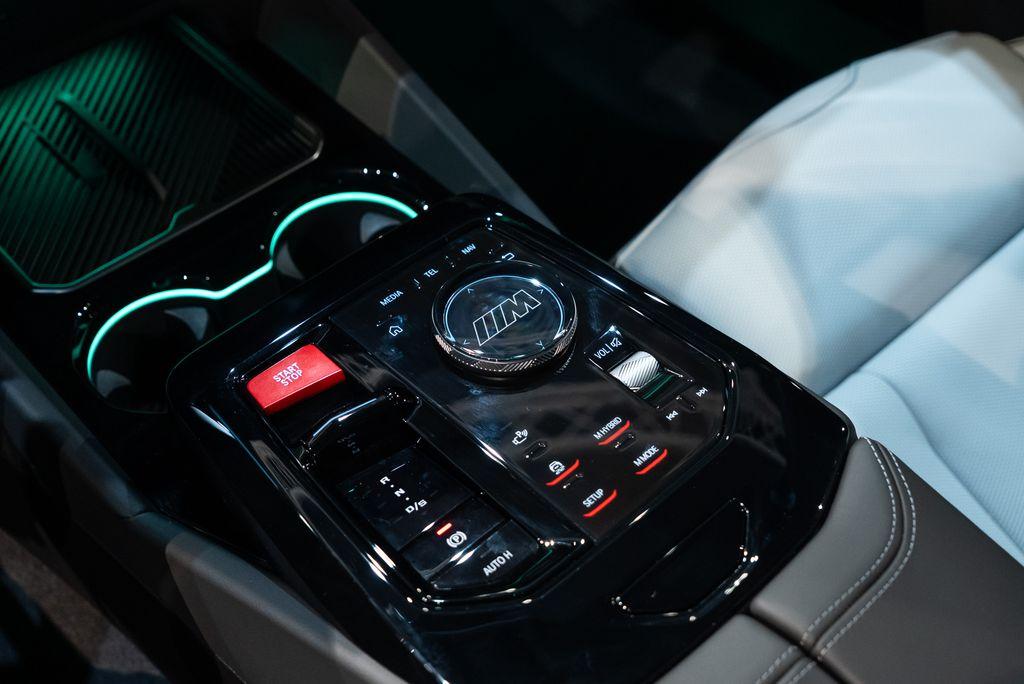 http://www.koenigseggchicago.com/galleria_images/102/102_p32_l.jpg