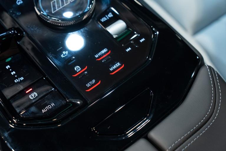 http://www.koenigseggchicago.com/galleria_images/102/102_p33_f.jpg