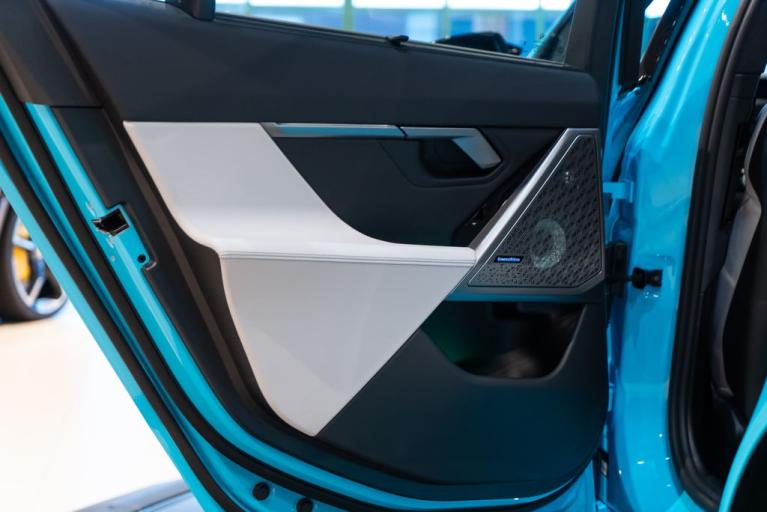 http://www.koenigseggchicago.com/galleria_images/102/102_p34_f.jpg