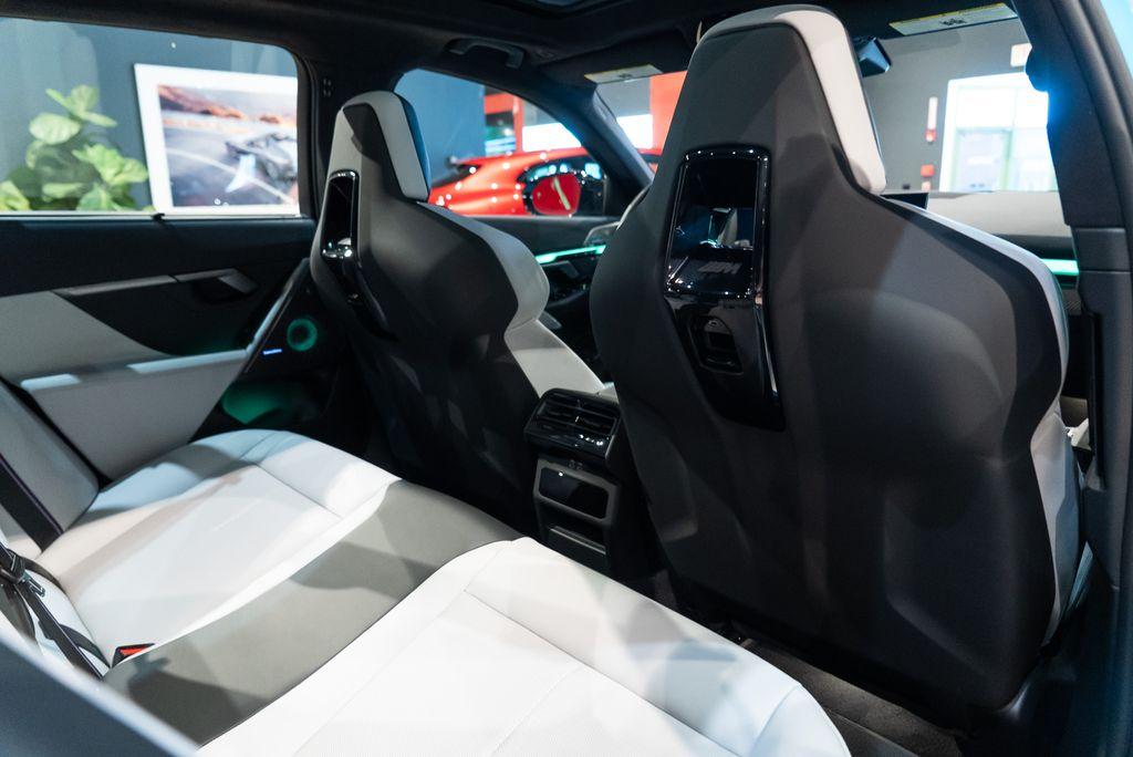 http://www.koenigseggchicago.com/galleria_images/102/102_p37_l.jpg