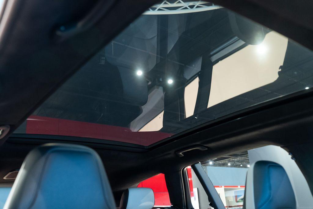 http://www.koenigseggchicago.com/galleria_images/102/102_p44_l.jpg