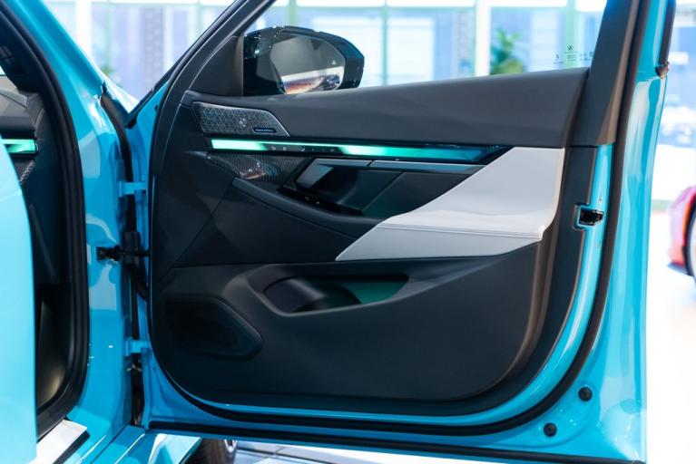 http://www.koenigseggchicago.com/galleria_images/102/102_p45_f.jpg