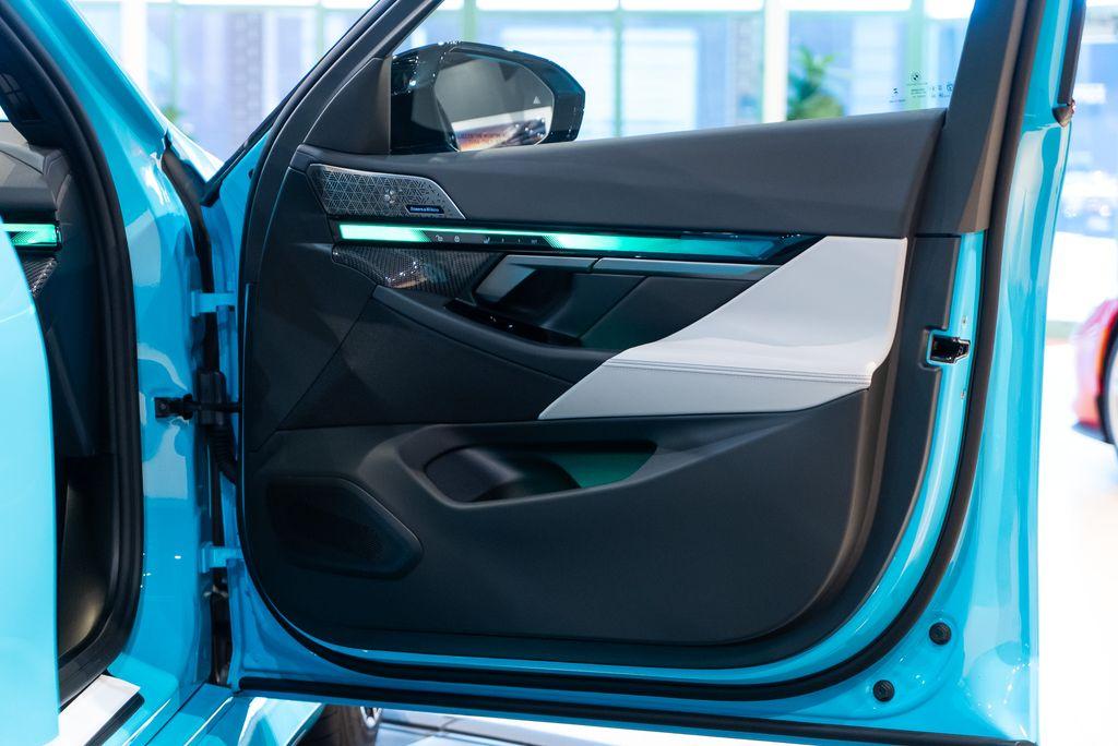 http://www.koenigseggchicago.com/galleria_images/102/102_p45_l.jpg