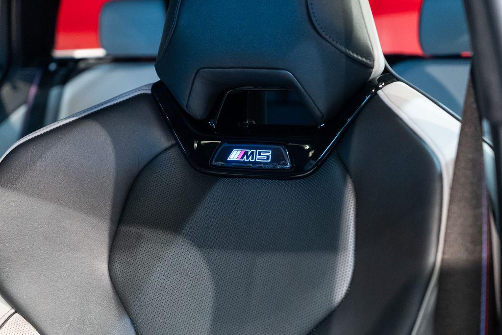 http://www.koenigseggchicago.com/galleria_images/102/102_p6_l.jpg
