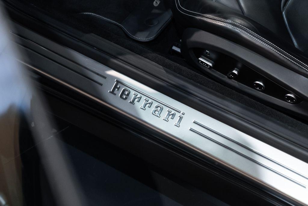 http://www.koenigseggchicago.com/galleria_images/103/103_p30_l.jpg