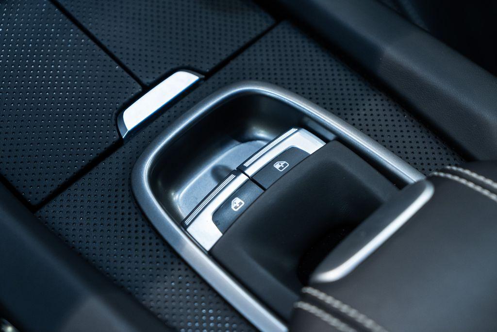 http://www.koenigseggchicago.com/galleria_images/103/103_p47_l.jpg