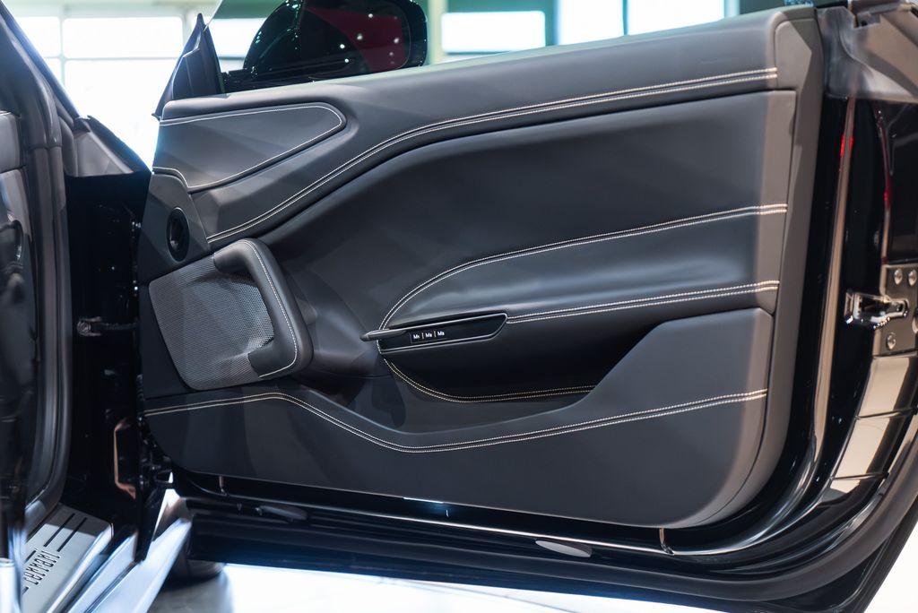 http://www.koenigseggchicago.com/galleria_images/103/103_p57_l.jpg