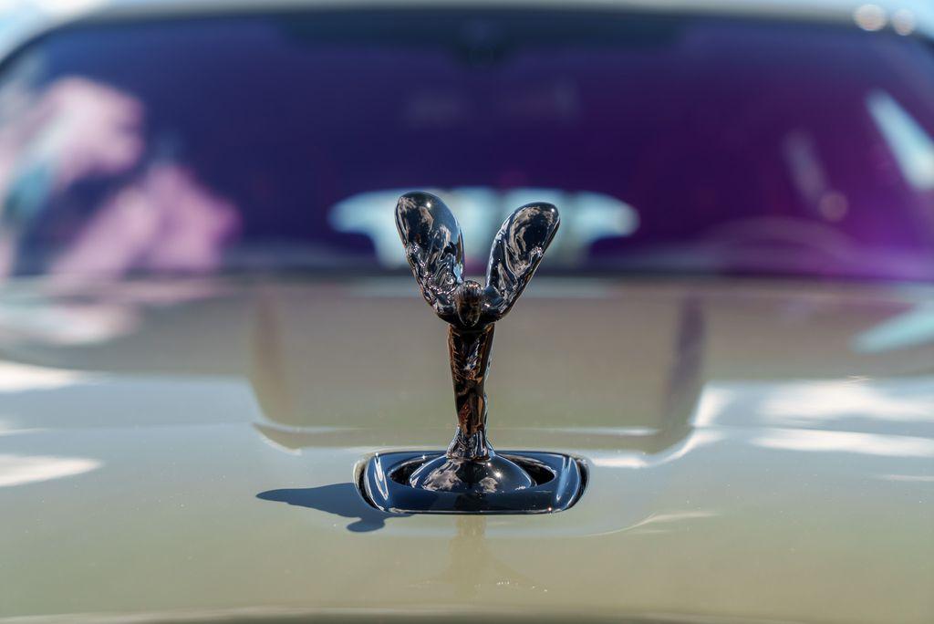 http://www.koenigseggchicago.com/galleria_images/104/104_p21_l.jpg
