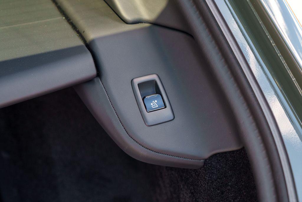 http://www.koenigseggchicago.com/galleria_images/104/104_p25_l.jpg