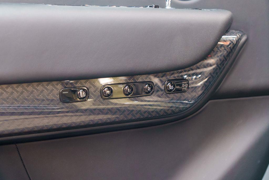 http://www.koenigseggchicago.com/galleria_images/104/104_p39_l.jpg