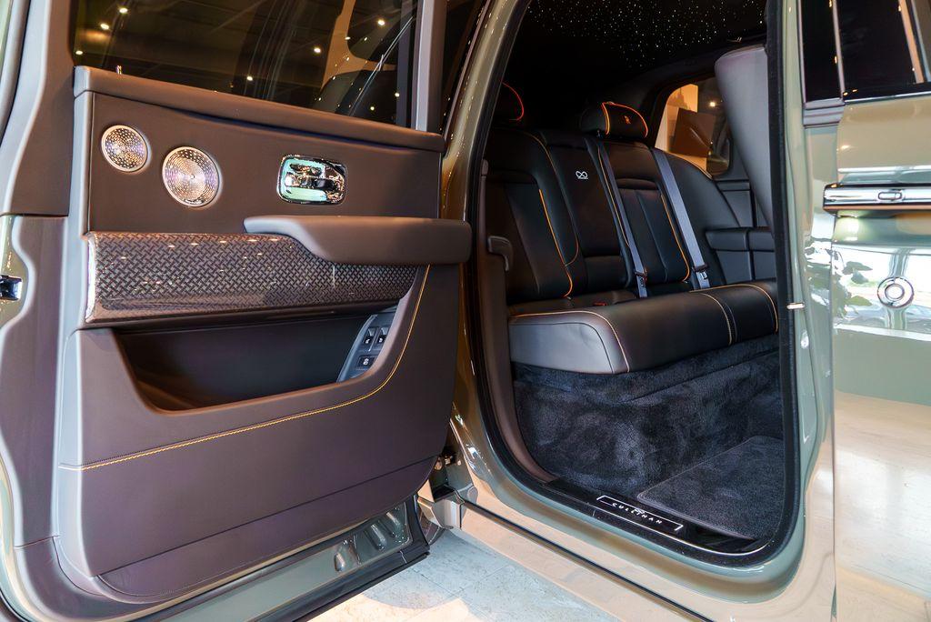 http://www.koenigseggchicago.com/galleria_images/104/104_p43_l.jpg