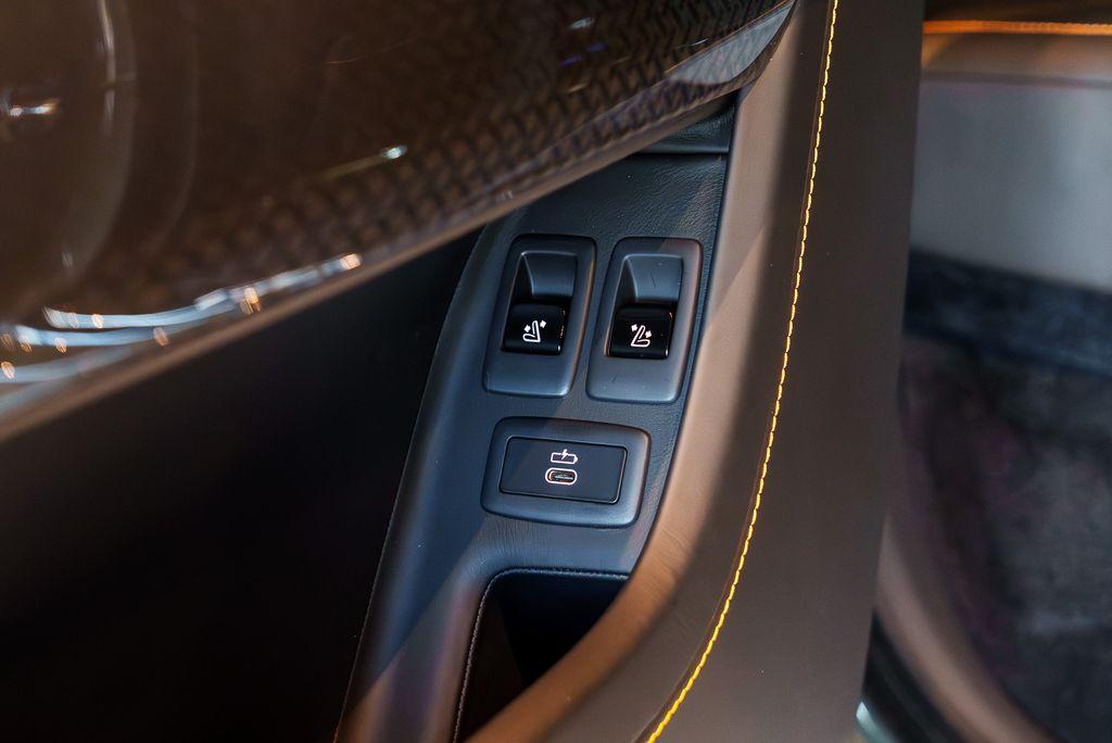 http://www.koenigseggchicago.com/galleria_images/104/104_p47_l.jpg