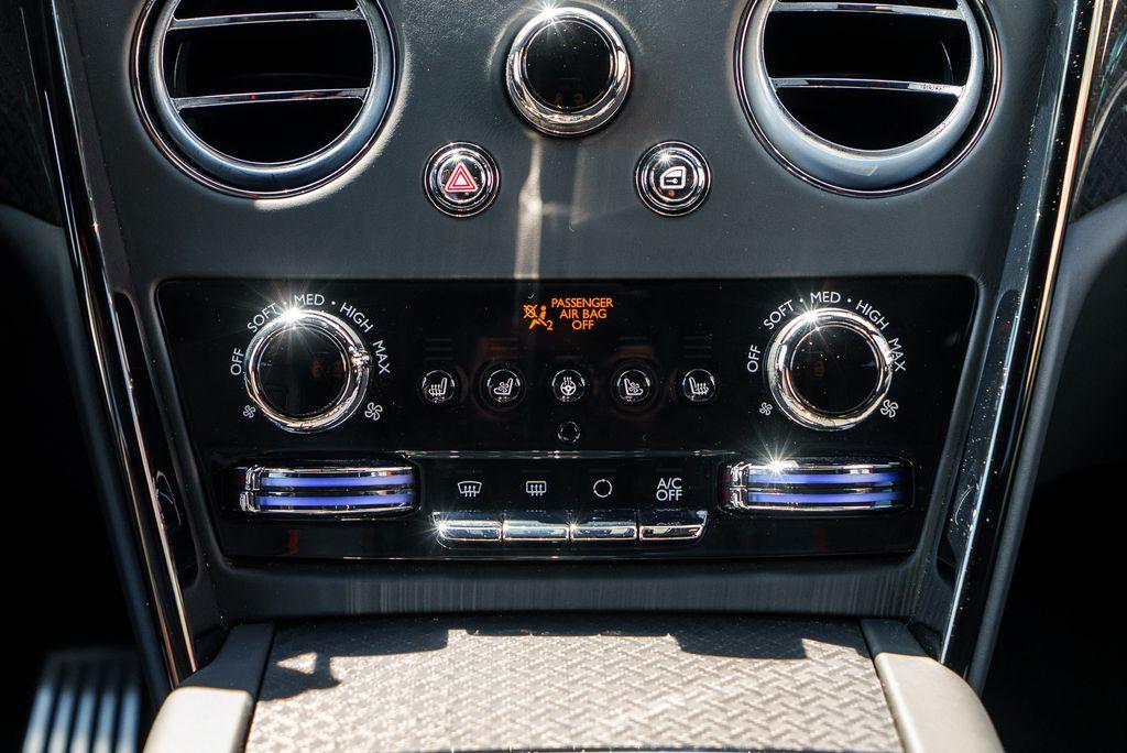 http://www.koenigseggchicago.com/galleria_images/104/104_p57_l.jpg