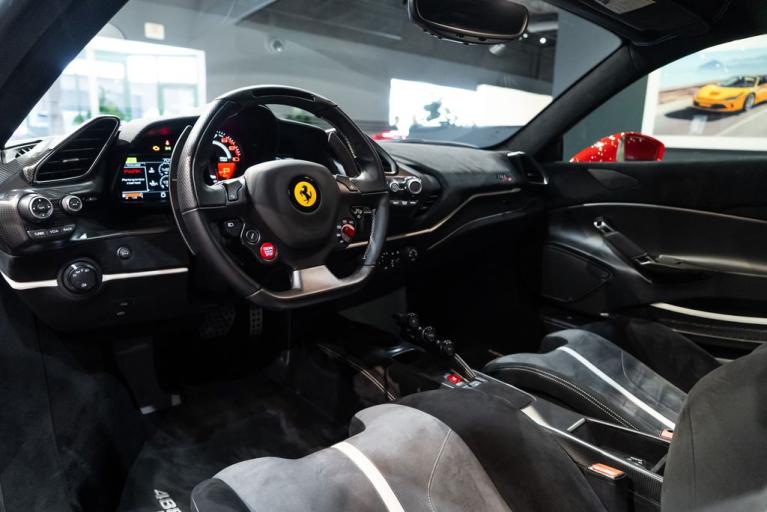 http://www.koenigseggchicago.com/galleria_images/106/106_p30_f.jpg