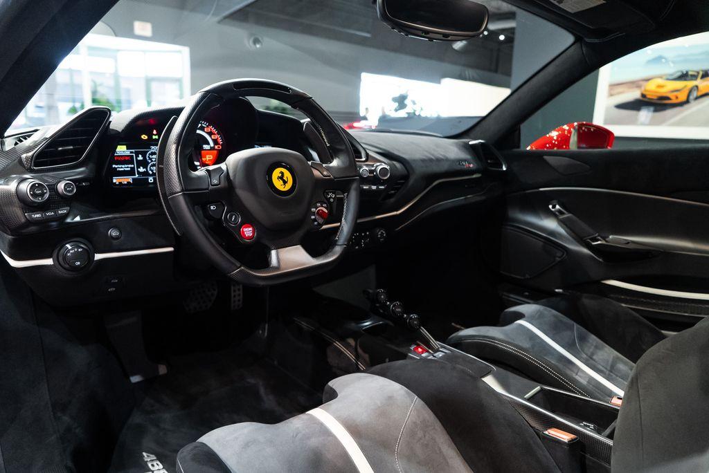 http://www.koenigseggchicago.com/galleria_images/106/106_p30_l.jpg