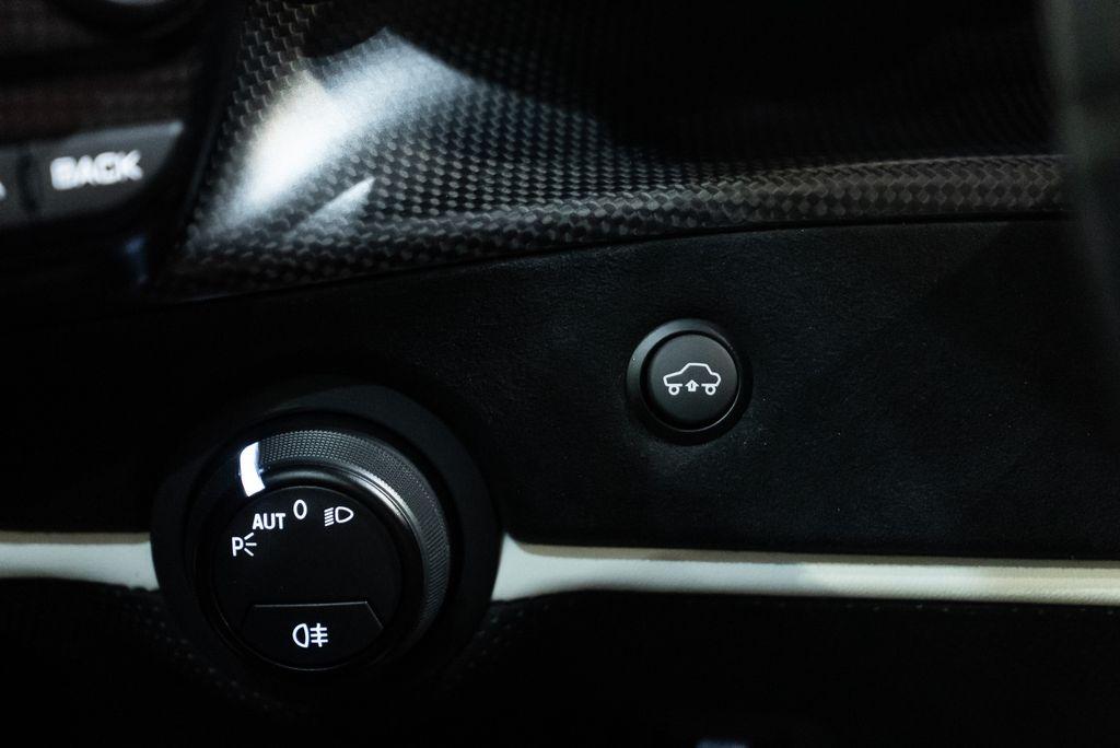 http://www.koenigseggchicago.com/galleria_images/106/106_p37_l.jpg