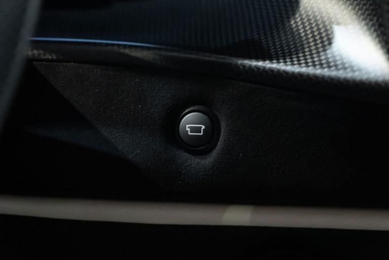 http://www.koenigseggchicago.com/galleria_images/106/106_p39_f.jpg